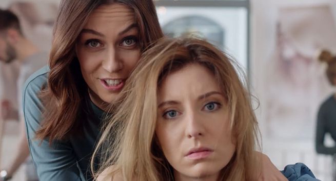 Wizyty u fryzjerki reklamują Biotebal na osłabione i wypadające włosy (wideo)