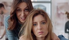 Wizyty u fryzjerki reklamują Biotebal na osłabione i wypadające włosy (wideo)