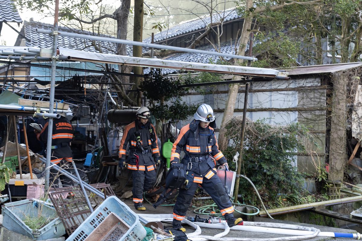 Strażacy przeszukują zawalony budynek. Nano, Japonia