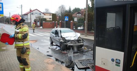 Dąbrowa Górnicza. Blisko tragedii. Pijany prowadził kradziony samochód, zderzył się z autobusem i uciekł