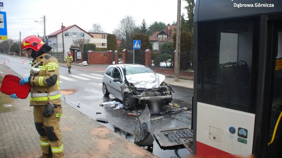Dąbrowa Górnicza. Kierowca opla, który wjechał w autobus, miał sporo na sumieniu.