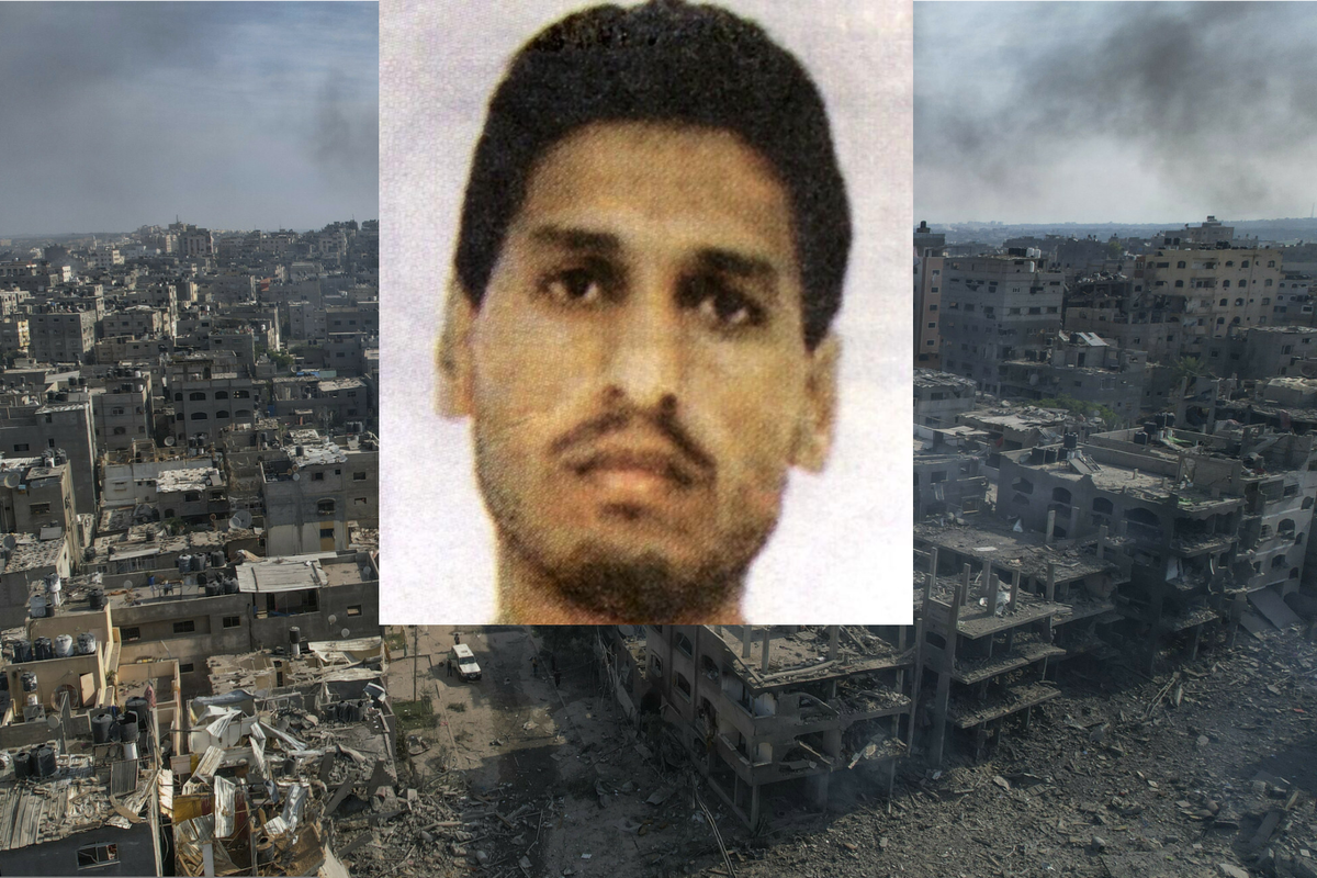 Mohammed Deif -  to on miał przygotować atak na Izrael. W tle widok na gruzy budynków trafionych izraelskim nalotem w Dżabalii w Strefie Gazy