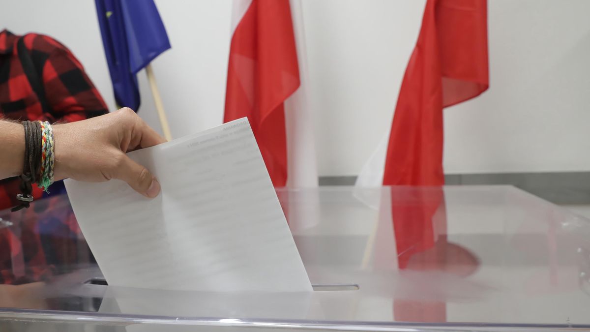 urna
Warszawa, 09.06.2024. Wybory do Parlamentu Europejskiego 2024. G�osowanie w lokalu wyborczym w gmachu Szko�y G��wnej S�u�by Po�arniczej na warszawskim �oliborzu, 9 bm. Trwaj� wybory do Parlamentu Europejskiego. Do zako�czenia g�osowania obowi�zuje cisza wyborcza. (doro) PAP/Tomasz Gzell
Tomasz Gzell
eurowybory, g�osowanie, g�osu, g�osy, lokal wyborczy, oddanie, parlamentu europejskiego, urna, wyborcza, wybory