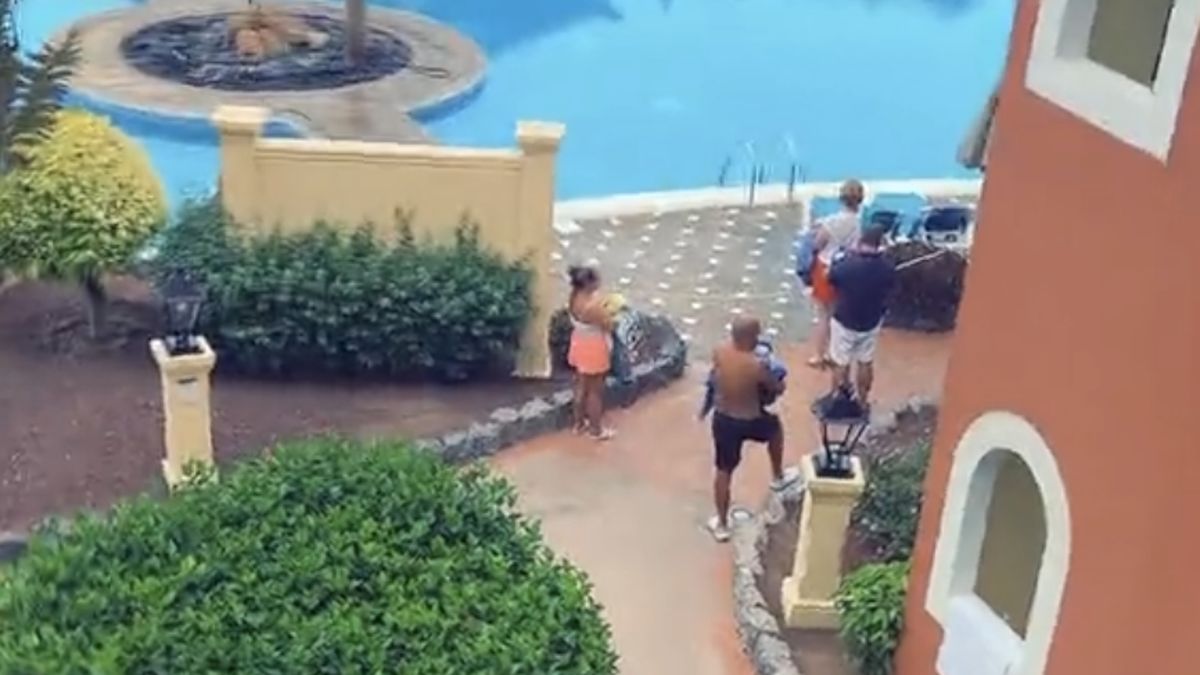 Turyści ustawiają się w kolejce do rezerwacji leżaka 