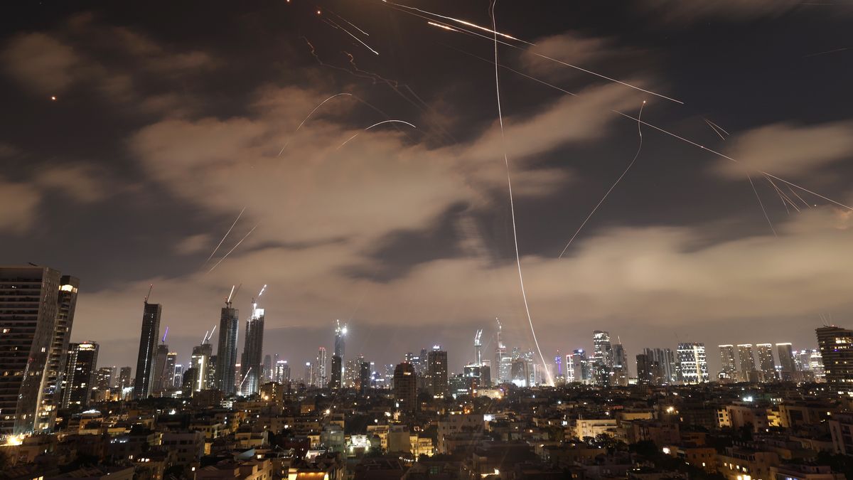 Israel's Iron Dome air defense system intercepts ballistic missiles fired from Iran over the city of Tel Aviv, Israel, 15 June 2025. Israel's military identified the missiles as being launched from Iran toward Israeli territory in retaliation for overnight airstrikes on Iranian targets. EPA/ATEF SAFADI Dostawca: PAP/EPA.