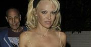 "Słoneczny patrol": Pamela Anderson wyszła na ulicę w samej halce