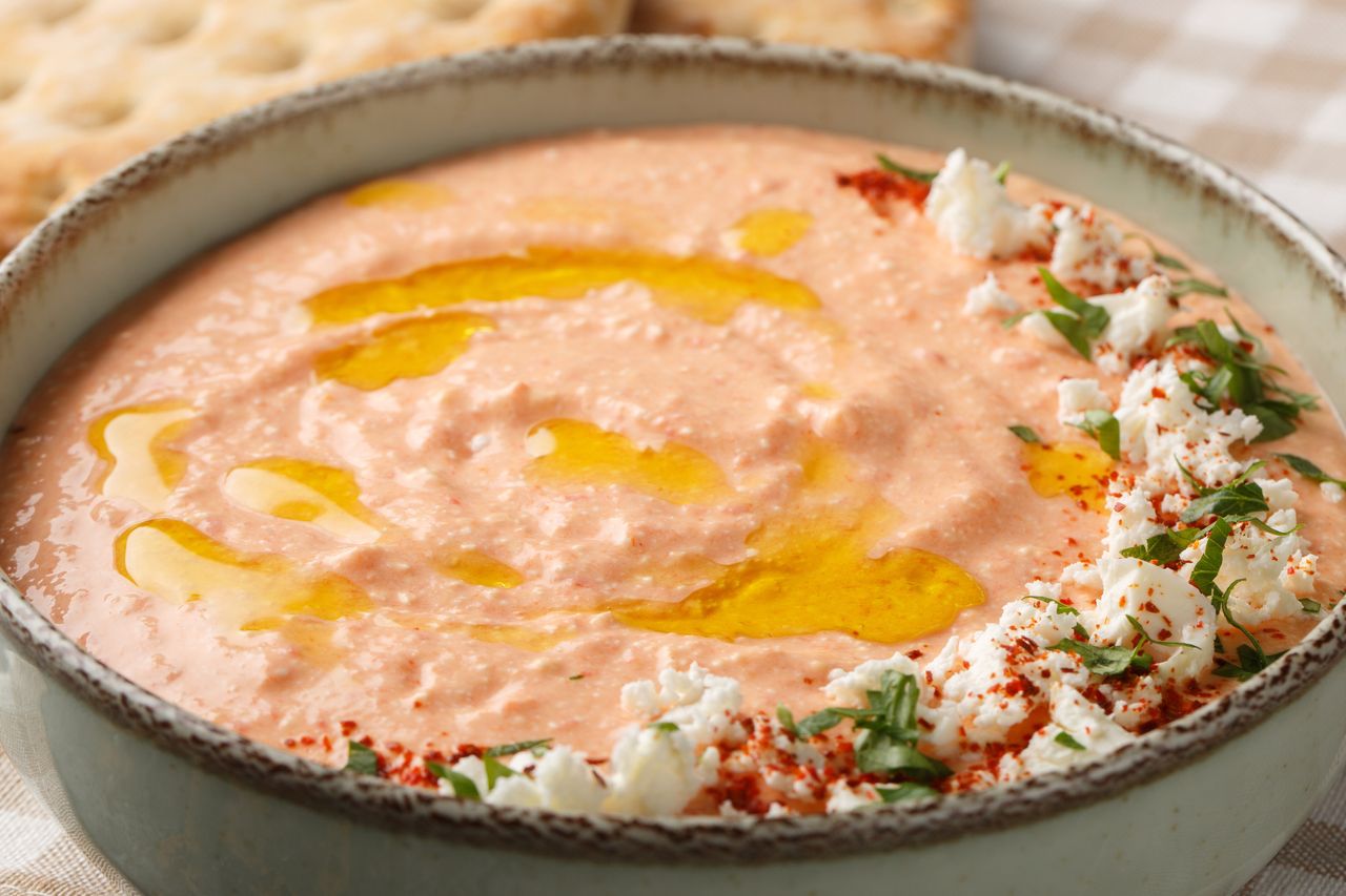 Żadna pasta jajeczna czy hummus. Koniecznie spróbuj tego greckiego smarowidła na pieczywo