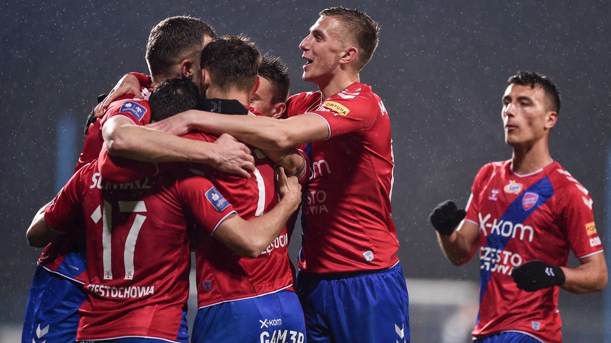 Newspix /  Rafal Rusek / PressFocus / Na zdjęciu: radość piłkarzy Rakowa Częstochowa