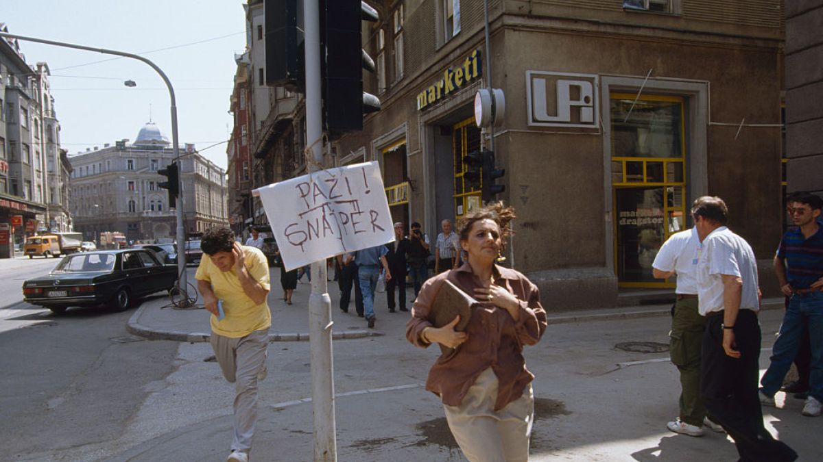Bośniaccy cywile uciekają przed strzałami snajpera na ulicach Sa