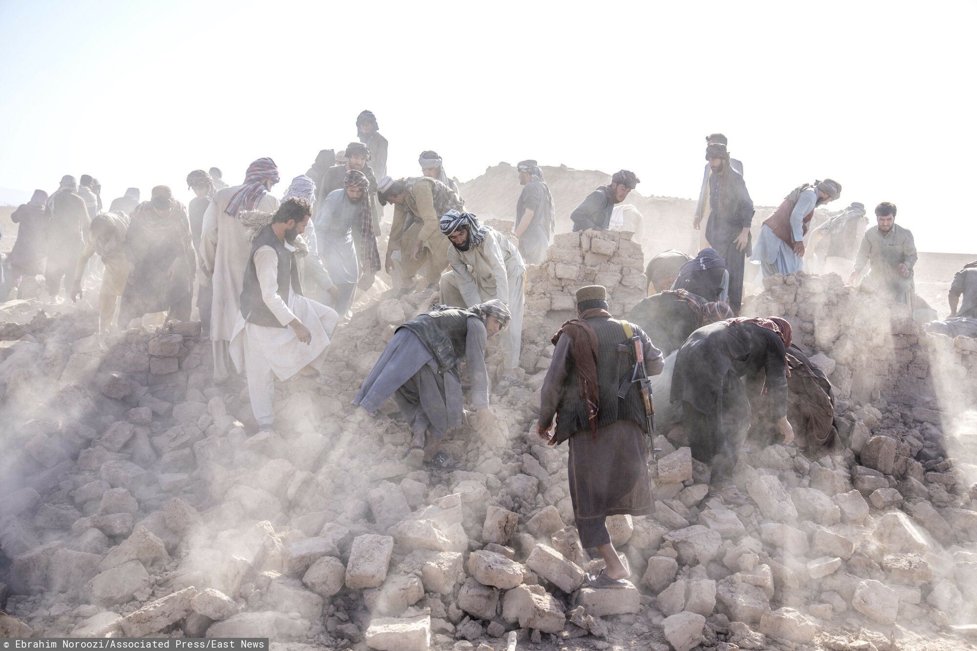 Silne trz?sienie ziemi w Afganistanie
Afghan volunteers clean up rubble after an earthquake in Zenda Jan district in Herat province, western Afghanistan, Wednesday, Oct. 11, 2023. Another strong earthquake shook western Afghanistan on Wednesday morning after an earlier one killed more than 2,000 people and flattened whole villages in Herat province in what was one of the most destructive quakes in the country's recent history. (AP Photo/Ebrahim Noroozi)
Ebrahim Noroozi
