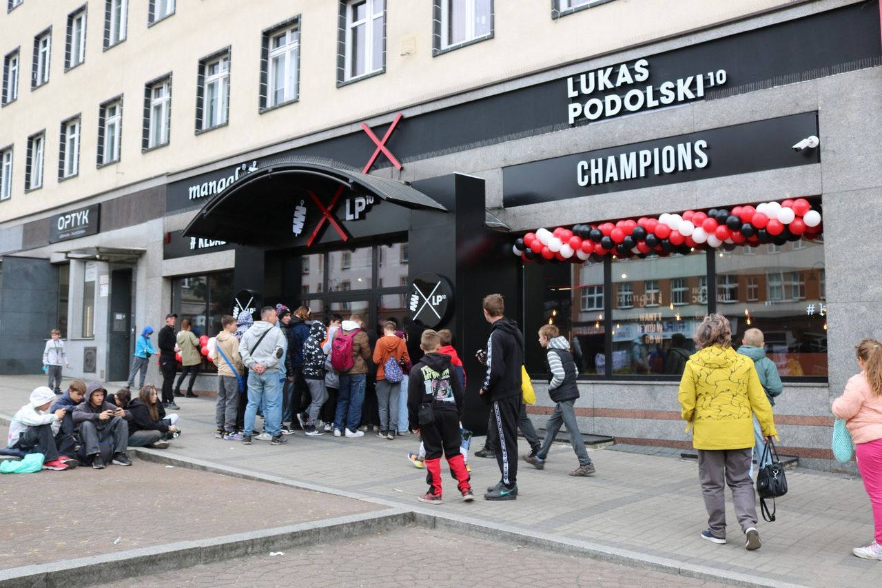 Kolejka po darmowe kebaby w Zabrzu. Pierwsze osoby stały o 7 rano