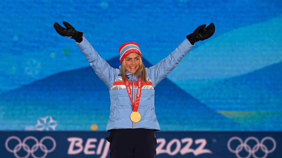 Cross-Country Skiing - Beijing 2022 Olympic Gamesepa09732367 Gold medalist Therese Johaug of Norway celebrates during the medal ceremony for Women's Women's 7.5km+7.5km Skiathlon competition in Zhangjiakou, China, 06 February 2022.  EPA/FILIP SINGER Dostawca: PAP/EPA.FILIP SINGERoly2022, oly 2022, beijing winter olympic games, winter olympics