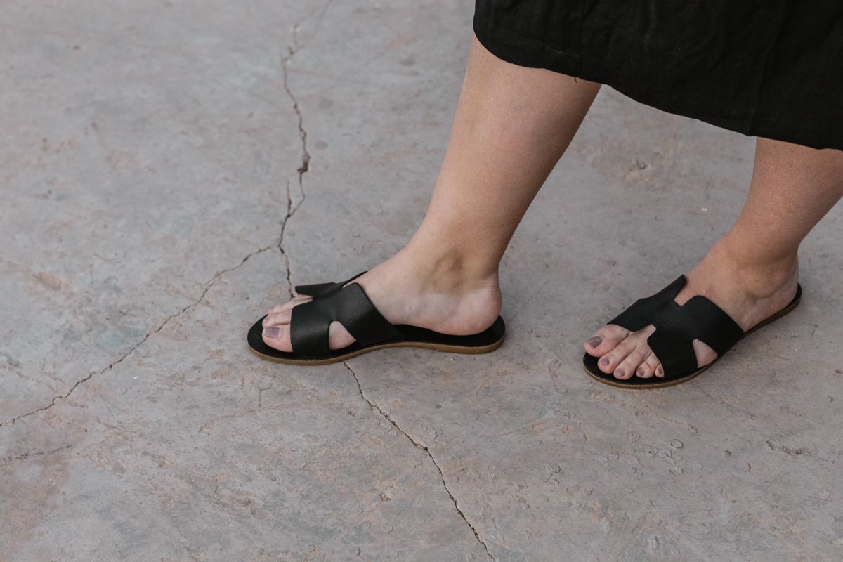 Klapki w stylu Hermès Oran to jedne z najmodniejszych butów na lato.
