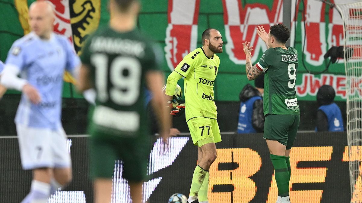 PAP / Maciej Kulczyński / Na zdjęciu: Erik Exposito próbował uspokajać kibiców Śląska po incydencie z butelką