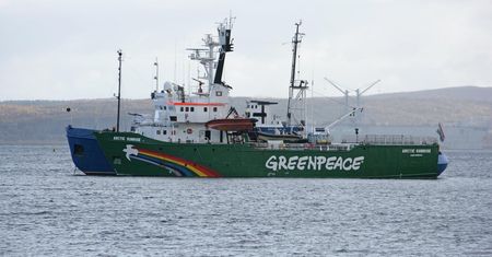 Polak i inni z Greenpeace trafią za kraty