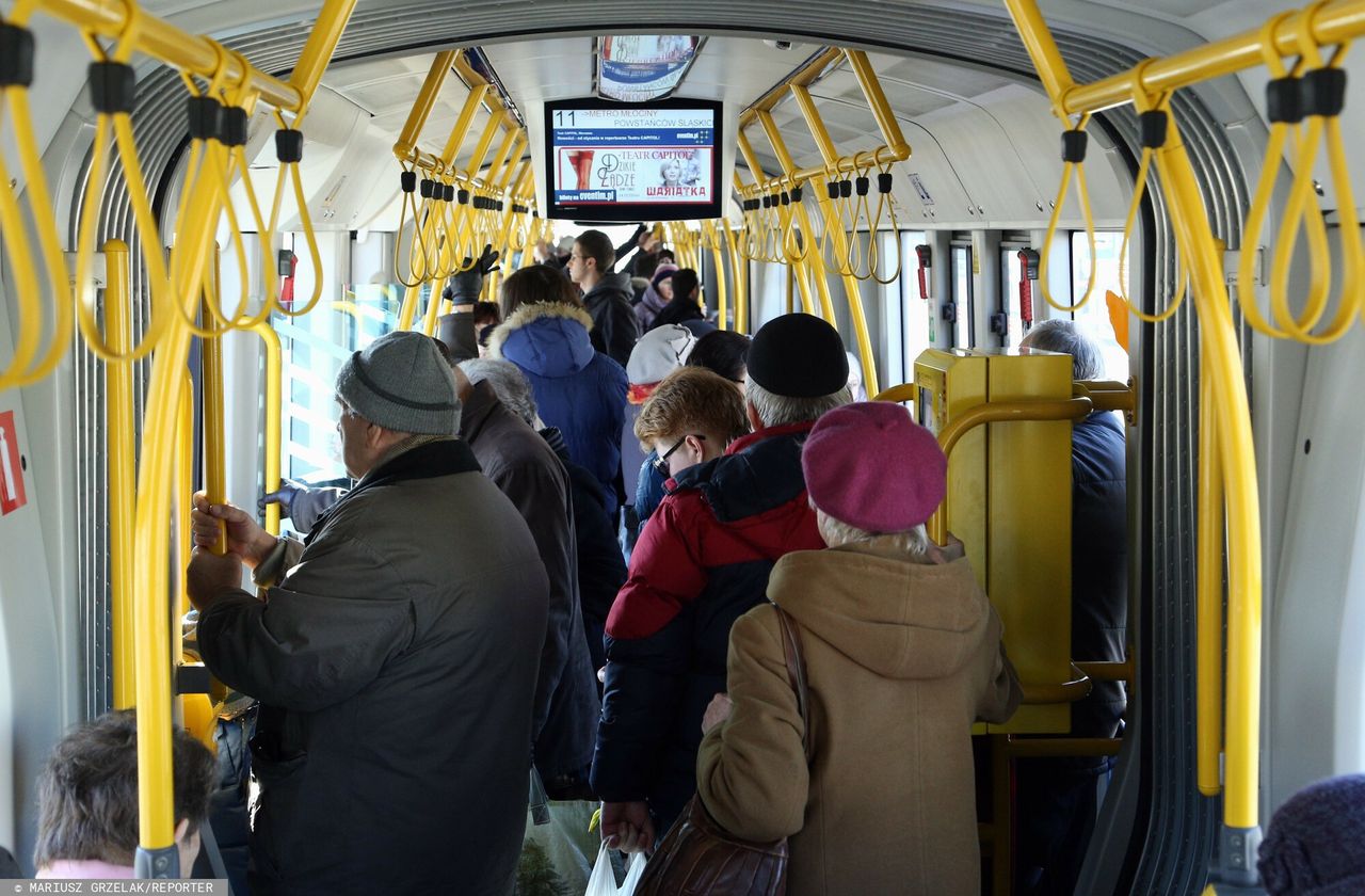 O tym Polacy rozmawiają w komunikacji publicznej. Nie brakuje intymnych szczegółów