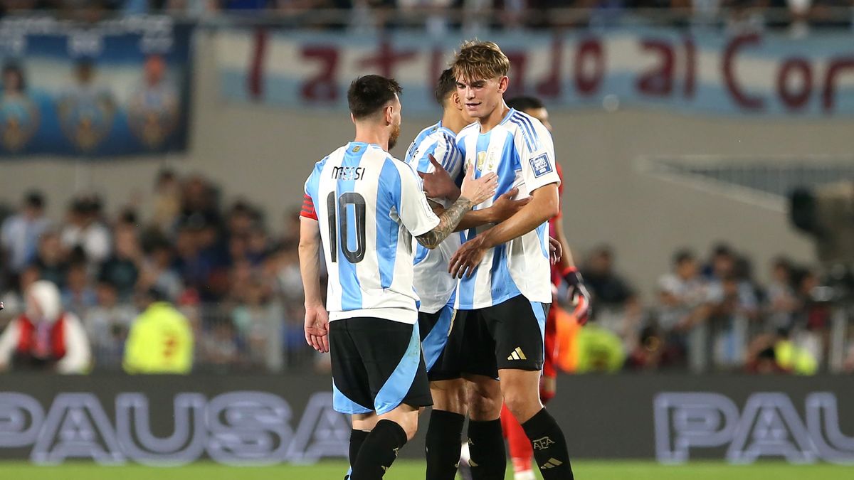 Getty Images / Daniel Jayo / Na zdjęciu: Nico Paz i Lionel Messi.