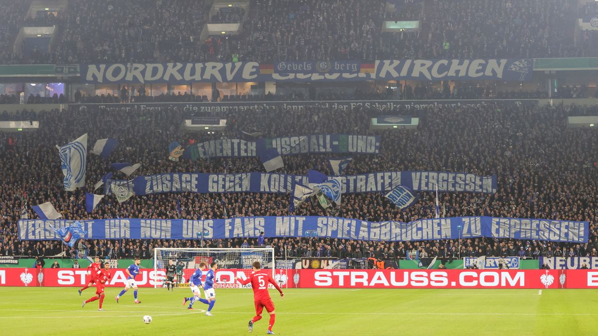 Zdjęcie okładkowe artykułu: PAP/EPA / FRIEDEMANN VOGEL / Na zdjęciu: trybuny w trakcie meczu Schalke - Bayern
