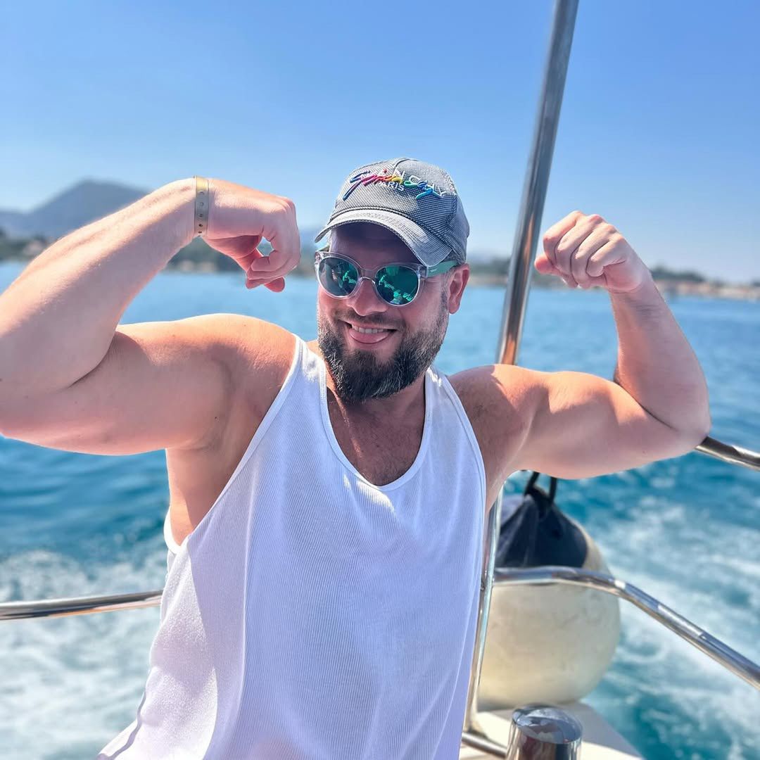 Tak dziś wygląda "polski hydraulik" Piotr Adamski