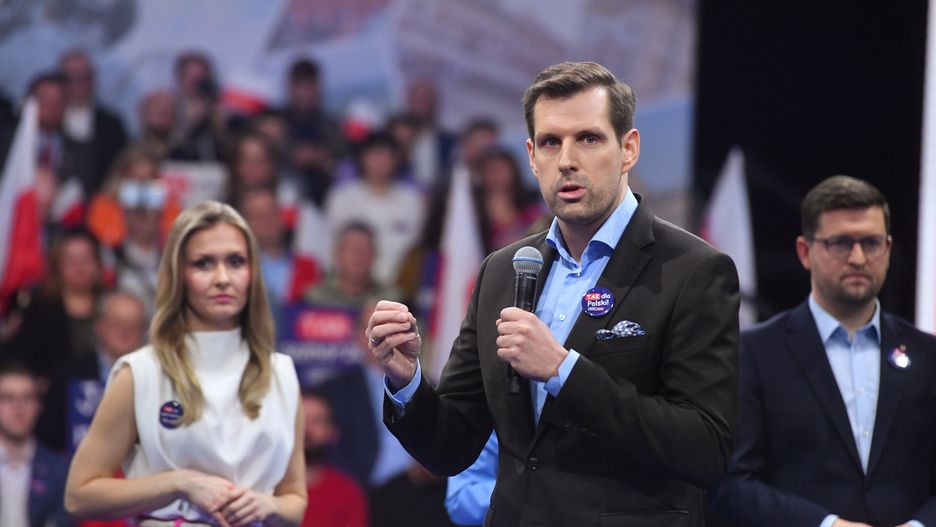 Szeligi, 02.03.2024. Kandydatka PiS do sejmiku pomorskiego Natalia Nitek-Płażyńska (L), kandydat PiS na prezydenta Warszawy Tobiasz Bocheński (C) i kandydat PiS na prezydenta Elbląga Andrzej Śliwka (P) na konwencji samorządowej Prawa i Sprawiedliwości w Szeligach pod Warszawą, 2 bm. (aldg) PAP/Piotr Nowak