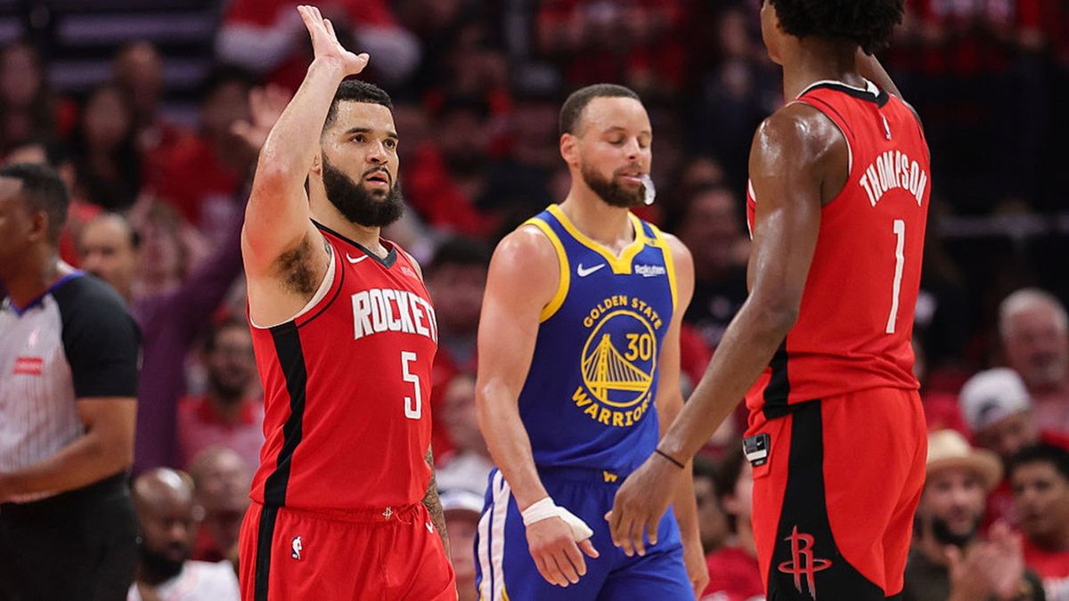 Getty Images / Alex Slitz / Na zdjęciu: koszykarze Houston Rockets i Golden State Warriors