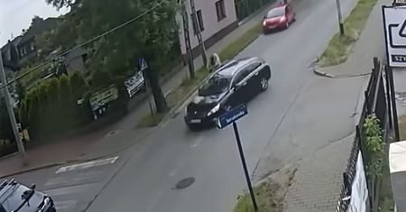 Potrąciła rowerzystę na skrzyżowaniu. Wszystko zarejestrowała kamera