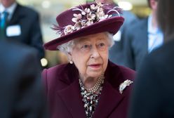 Królowa Elżbieta II chroni się przed koronawirusem. Pierwszy raz od lat włożyła rękawiczki