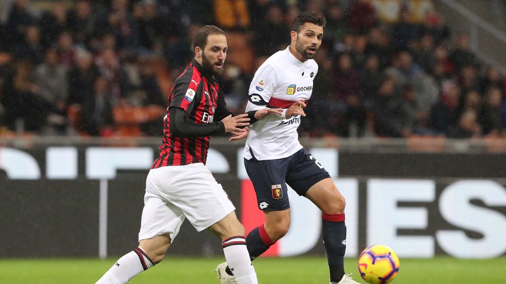 Getty Images /  Marco Luzzani / Na zdjęciu: Gonzalo Higuain i Daniel Bessa