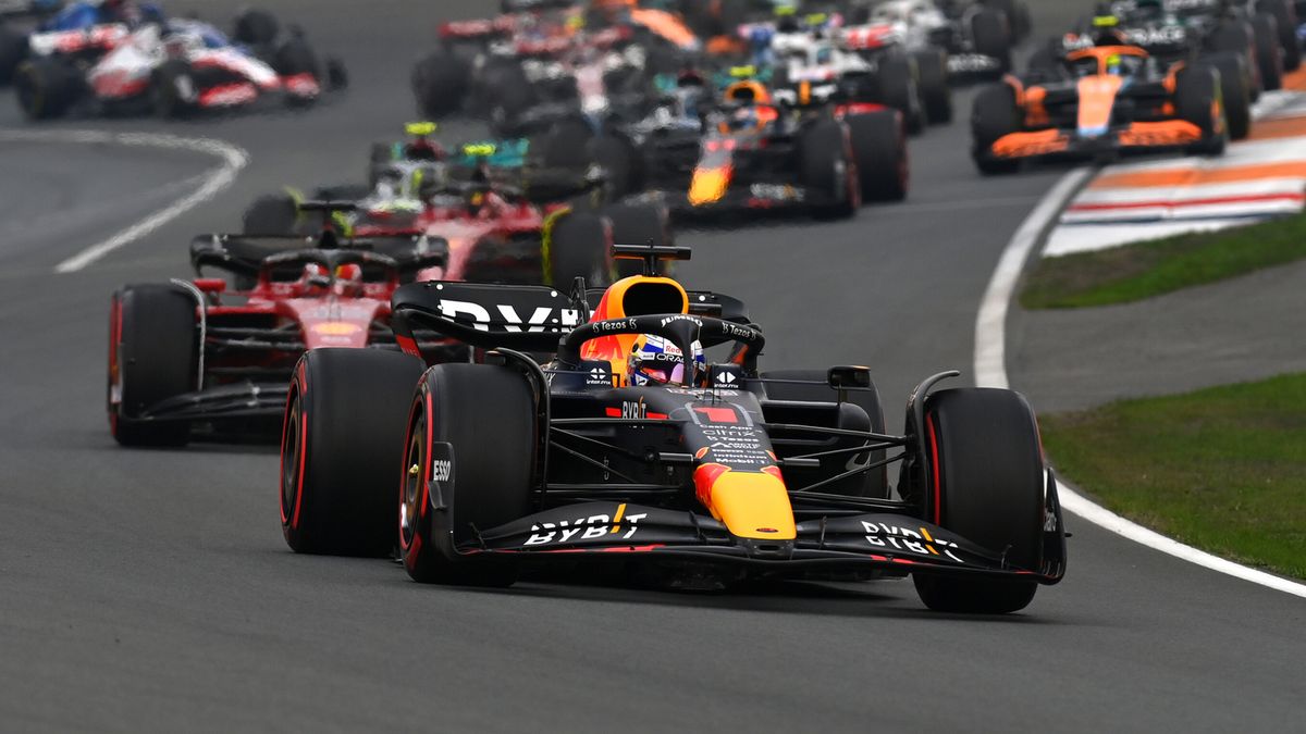 Zdjęcie okładkowe artykułu: Materiały prasowe / Red Bull / Na zdjęciu: Max Verstappen na czele GP Holandii