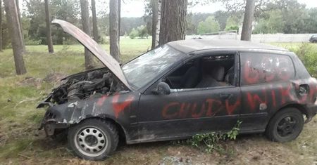 Pijany kierowca jechał wrakiem samochodu. Podróż zakończył na drzewie