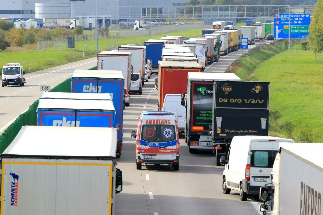 Jak utworzyć korytarz życia? Za zignorowanie przepisu można dostać wysoki mandat