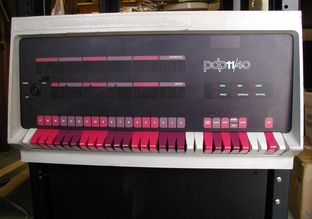 Przedni panel PDP-11/45 z 1971 roku.