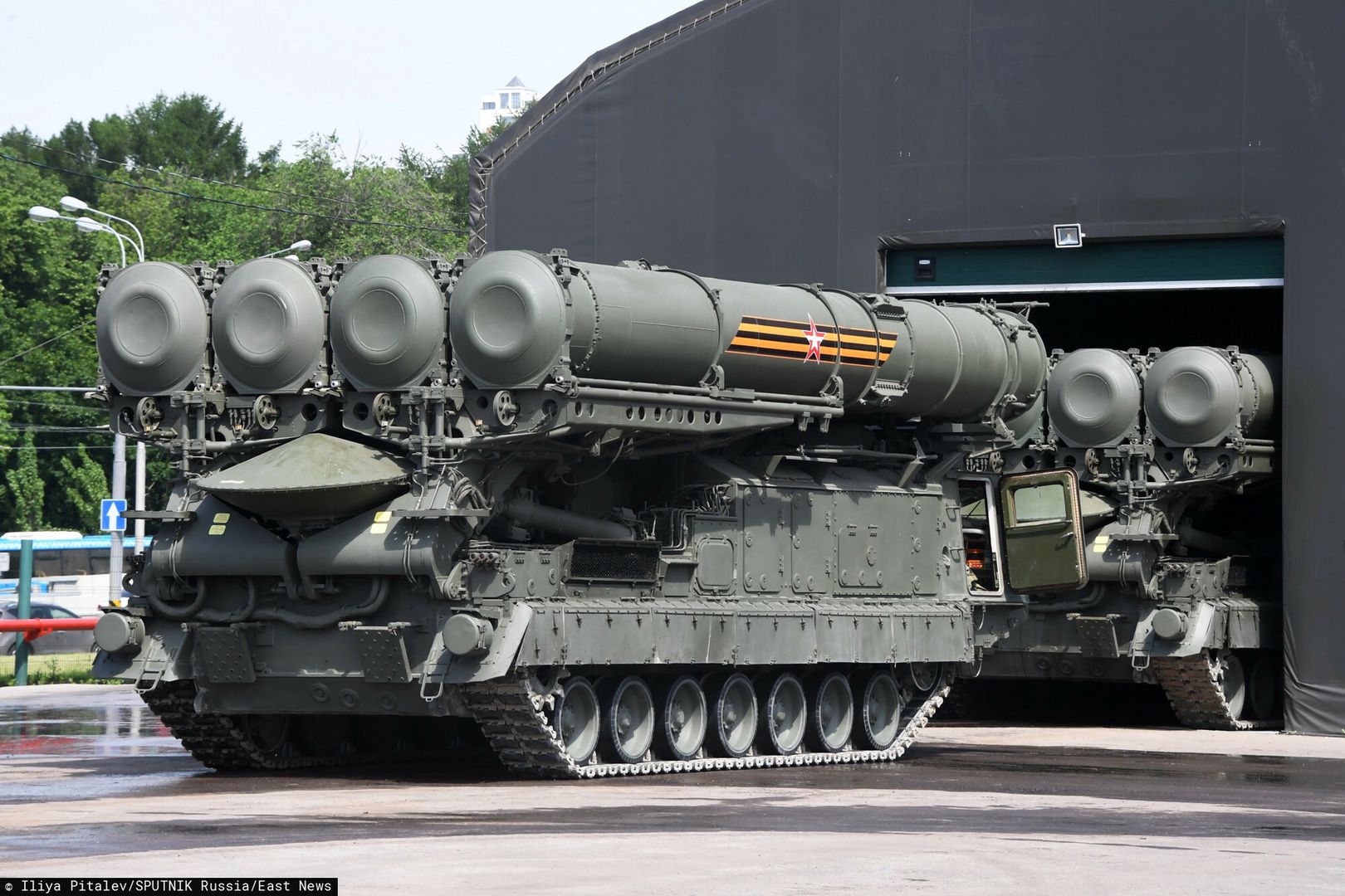 Przygotowania do sp�?nionej parady zwyciestwa w Rosji6264598 16.06.2020 Russian serviceman prepares S-400 Triumf anti-aircraft weapon systems in a military parade marking the 75th anniversary of the victory of World War II in Moscow, Russia. Iliya Pitalev / SputnikIliya Pitalev