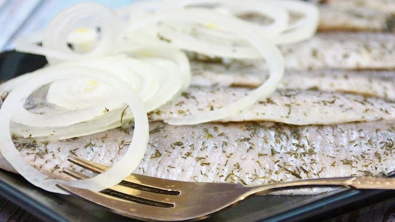 śledzie z cebulą na talerzu