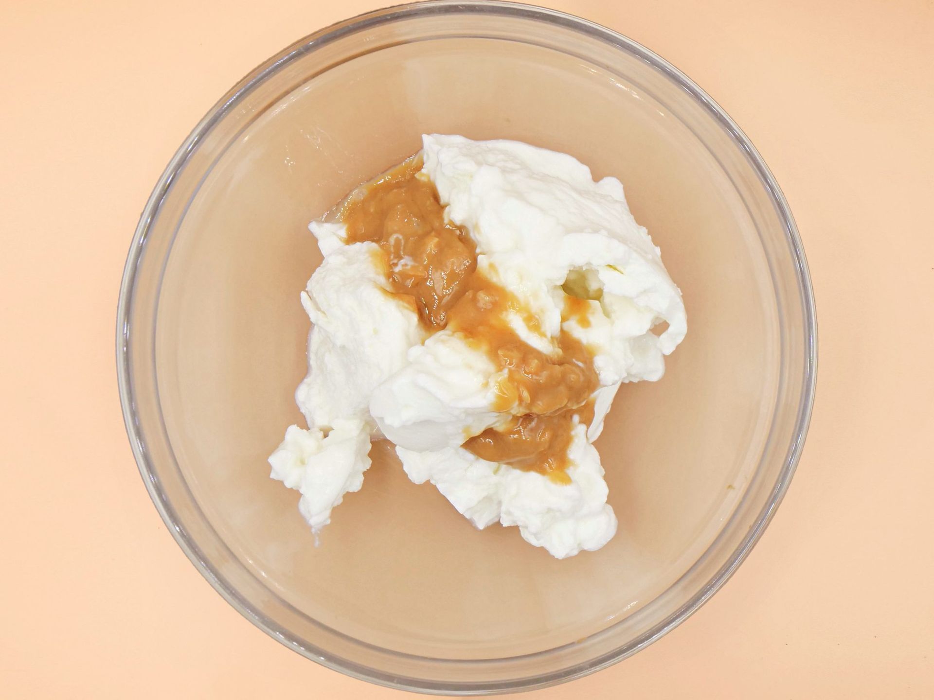 Jogurt naturalny z masłem orzechowym, bananem i orzeszkami ziemnymi przepis