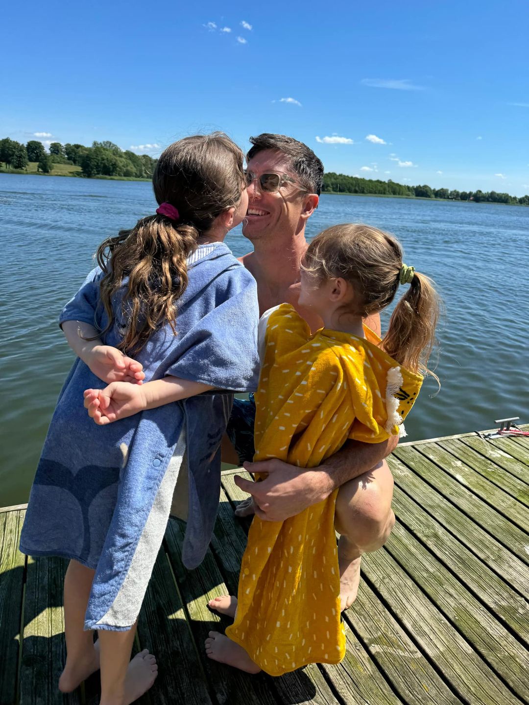 Robert Lewandowski wypoczywa nad jeziorem z córkami