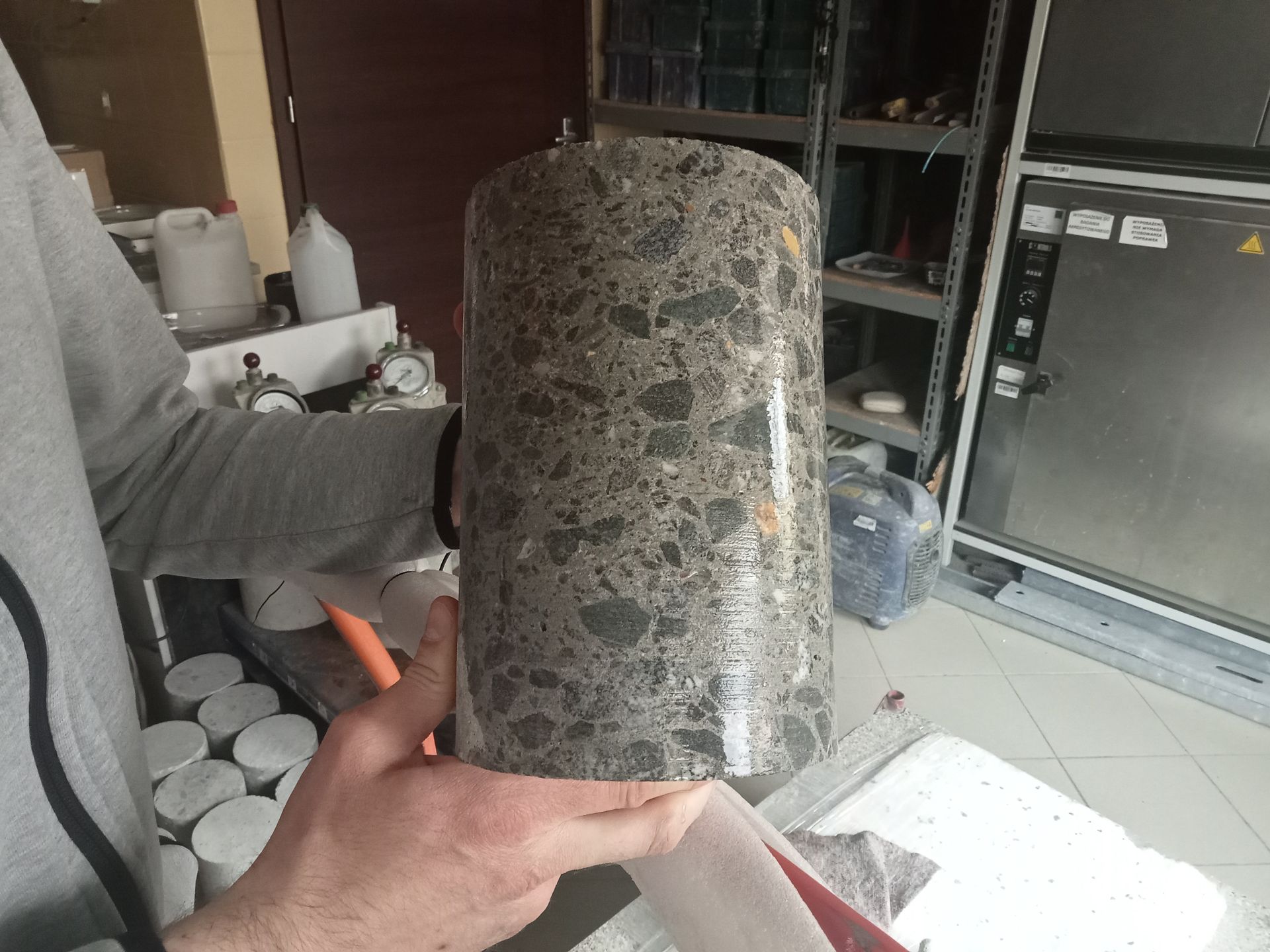 Przekrój nawierzchni betonowej. W dolnej warstwie stosowane są większe kruszywa, niż w górnej.