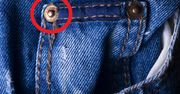Małe guziczki przy kieszonkach jeansów. Mają jedno konkretne zastosowanie