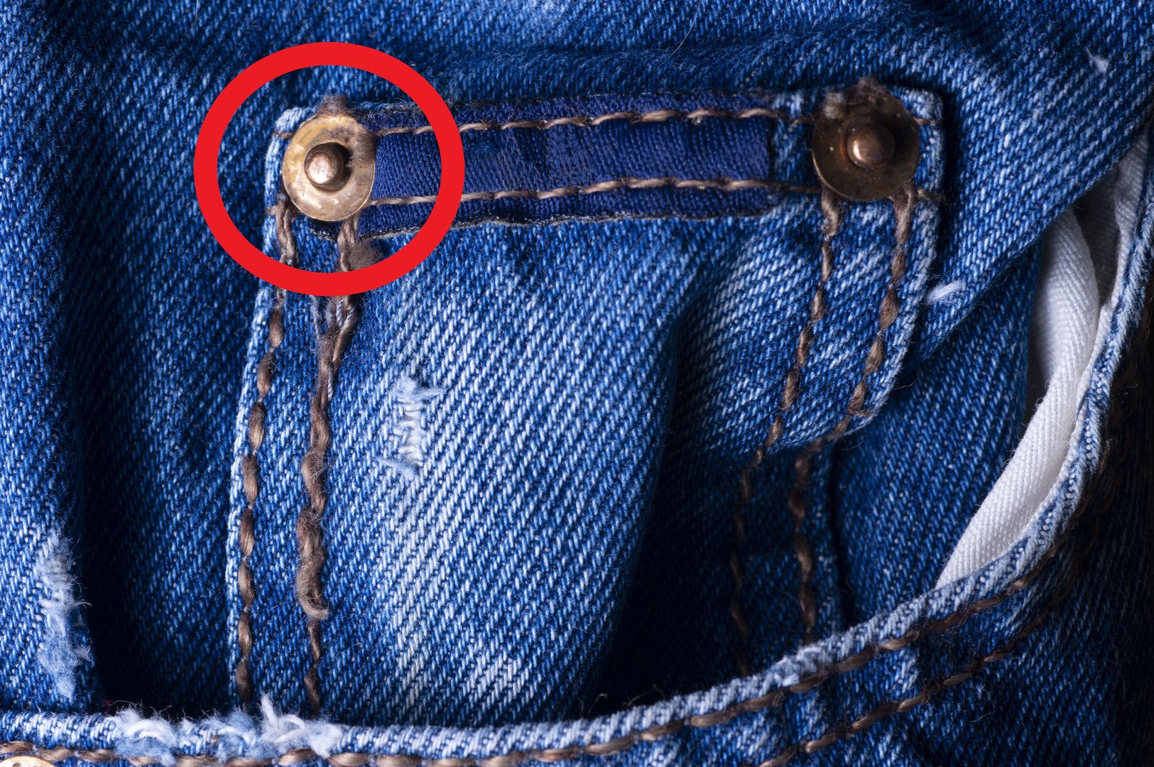 Małe guziczki przy kieszonkach jeansów. Mają jedno konkretne zastosowanie