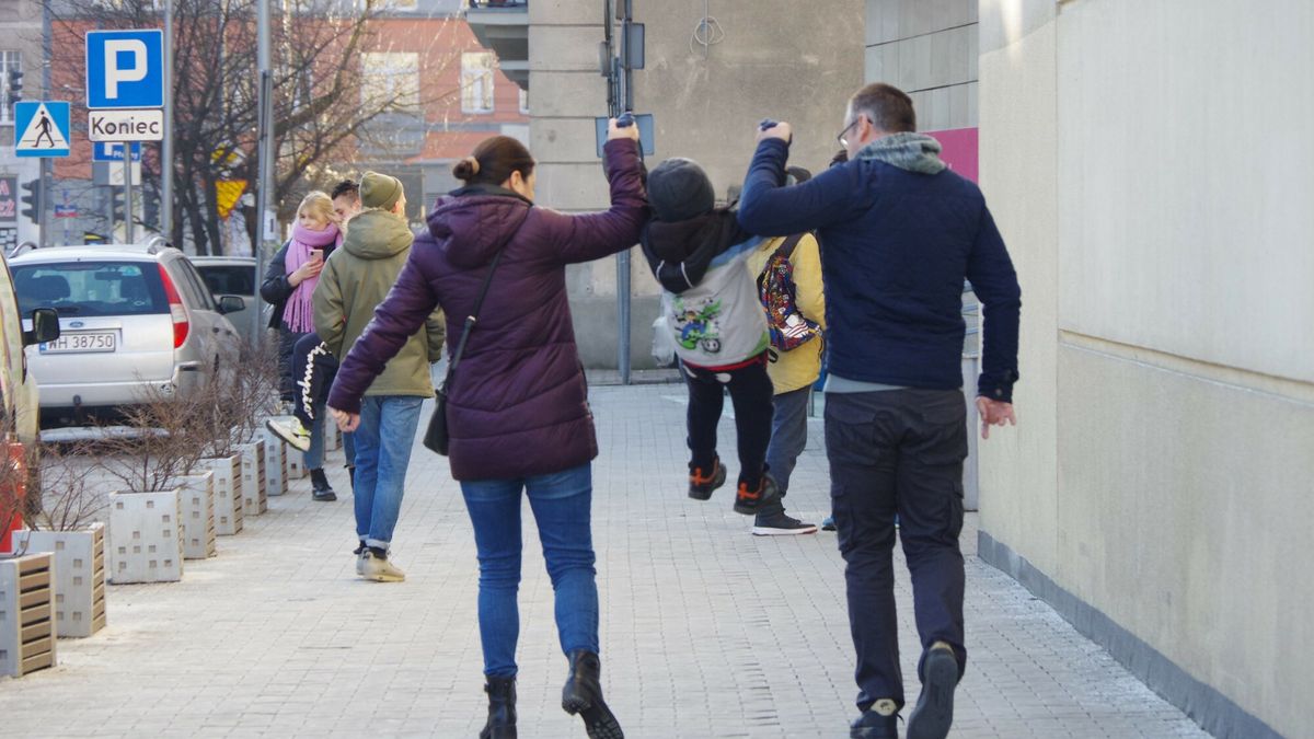 Stock MaBa
PHOTO: ZOFIA I MAREK BAZAK / EAST NEWS   Warszawa N/z rodzice z dzieckiem na spacerze, wspolne zabawy
ZOFIA BAZAK