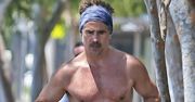 Colin Farrell biega bez koszulki. Jego buty zwracają szczególną uwagę