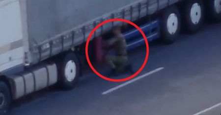 Wszystko nagrano. To Białorusini robią z ukraińskimi ciężarówkami