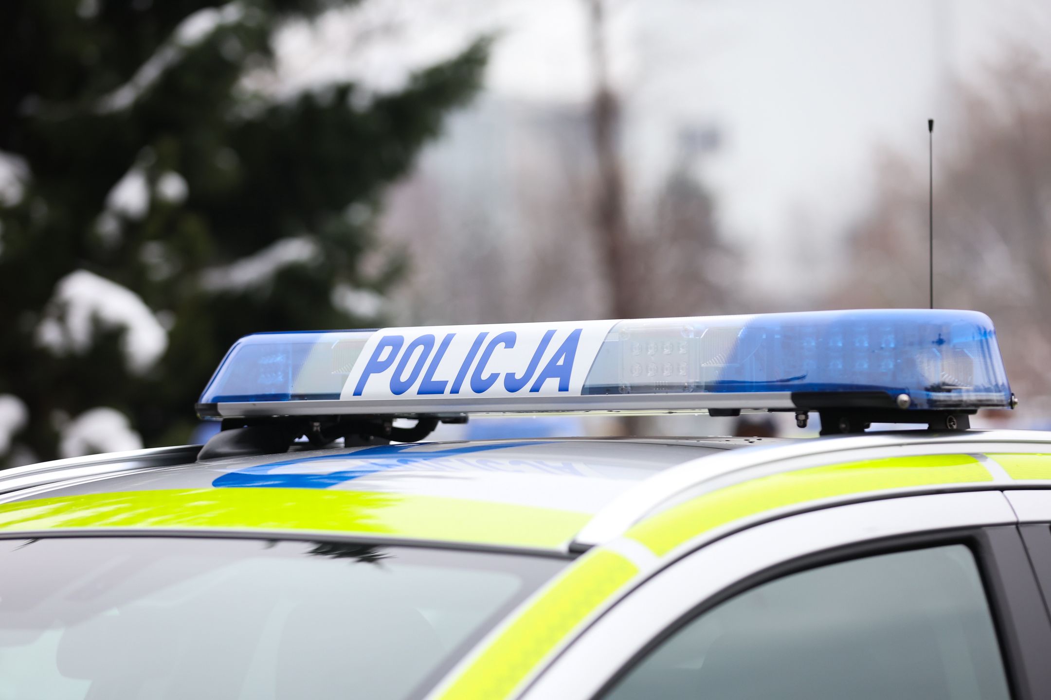 Katowice, 06.12.2023. Przekazanie radiowozów przedstawicielom jednostek policji, 6 bm. przed siedzibą Komendy Wojewódzkiej Policji w Katowicach, 6 bm. Zakup aut sfinansowany został przez śląski Urząd Marszałkowski oraz Wojewódzki Fundusz Ochrony Środowiska i Gospodarki Wodnej. (aldg) PAP/Zbigniew Meissner
