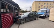 Kętrzyn: Ścigany kierowca BMW zatrzymał się na wiacie śmietnikowej