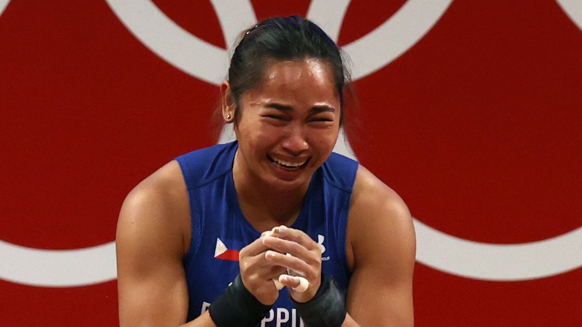 epa09367759 Hidilyn Diaz of the Philippines reacts in the Women's 55kg Snatch during the Weightlifting events of the Tokyo 2020 Olympic Games at the Tokyo International Forum in Tokyo, Japan, 26 July 2021.  EPA/JEON HEON-KYUN Dostawca: PAP/EPA.