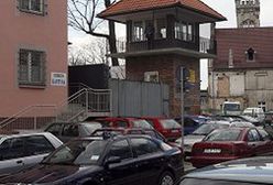 Próby negocjacji z uzbrojonym strażnikiem w areszcie