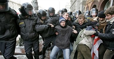 Milicja rozprawiła się z protestującymi w Mińsku, są ranni