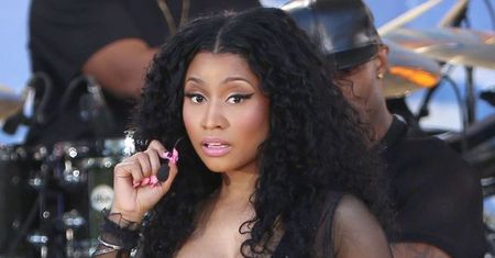 Nicki Minaj w obcisłym kombinezonie chwali się swoimi bujnymi kształtami