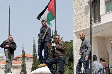 Bojownicy Al-Aksy wtargnęli do biura palestyńskiego premiera