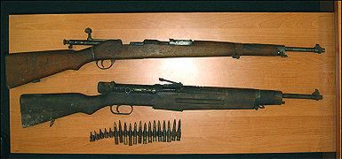 Dwa karabiny z amunicją w sianie
